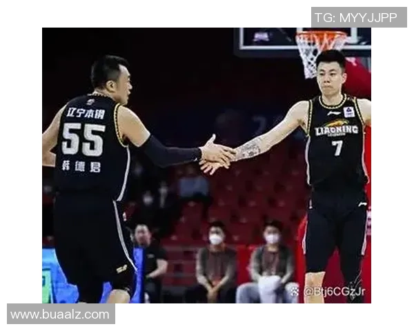 广州队全新阵容亮相迎接赛季挑战 球迷期待球队冲击更高荣誉 广州队全新阵容亮相迎接赛季挑战 球迷期待球队冲击更高荣誉